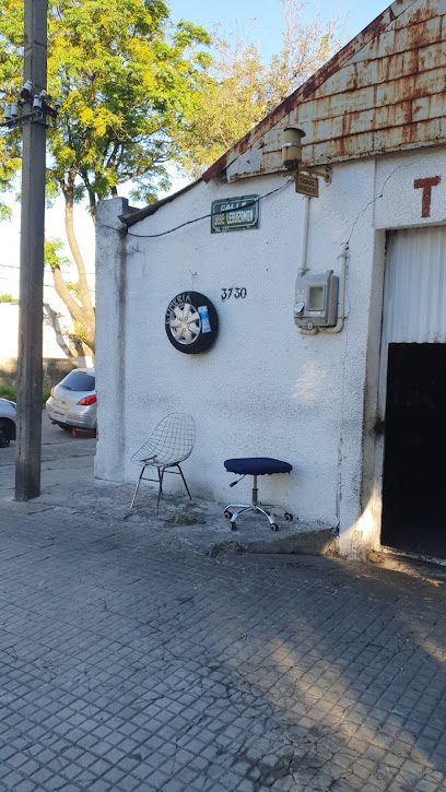 Gomería Tupambaé — Gomería en Parque Batlle